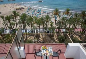 desayuno en balcon hotel casual art pop benidorm