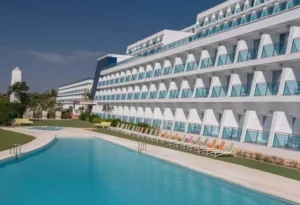 piscina principal grand luxor four points by sheraton