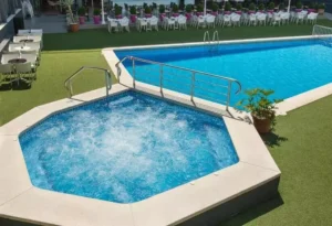 zona piscina hotel melina benidorm